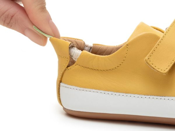 Zapatillas respetuosas amarillo para bebés Tip Toey Joey Bossy