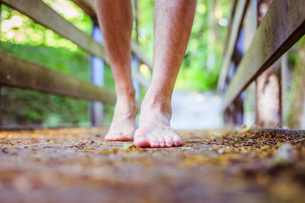 Pies Barefoot en un puente